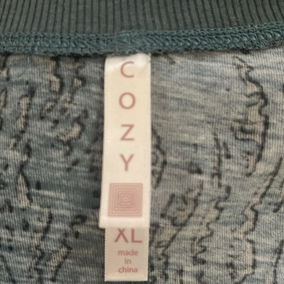 Cozy Casual gren and black shark bite top. Size XL - Picture 4 of 5